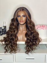 Lade das Bild in den Galerie-Viewer, Alicia