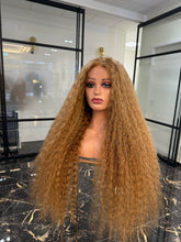 Lade das Bild in den Galerie-Viewer, Tyla