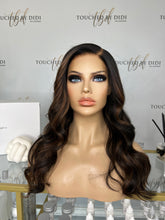 Lade das Bild in den Galerie-Viewer, Cynthia