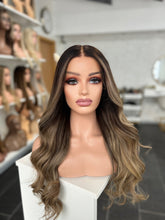 Lade das Bild in den Galerie-Viewer, Beyonce