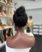 Lade das Bild in den Galerie-Viewer, Izzy