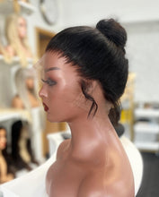 Lade das Bild in den Galerie-Viewer, Izzy