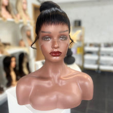 Lade das Bild in den Galerie-Viewer, Izzy