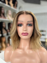 Lade das Bild in den Galerie-Viewer, Ilona