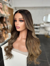 Lade das Bild in den Galerie-Viewer, Beyonce