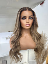 Lade das Bild in den Galerie-Viewer, Amanda