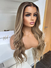 Lade das Bild in den Galerie-Viewer, Amanda