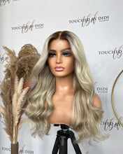 Lade das Bild in den Galerie-Viewer, Josie