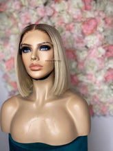 Lade das Bild in den Galerie-Viewer, Diva
