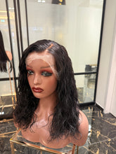 Lade das Bild in den Galerie-Viewer, Linda
